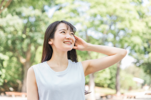 腕を上げる女性