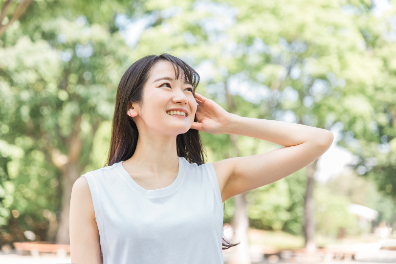 腕を上げる女性